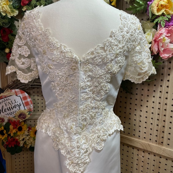 Alfred Angelo Wedding Dress - Picture 3 of 10